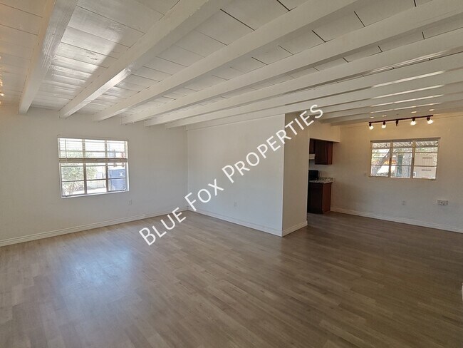 Foto del edificio - 2233 N Isabel Blvd
