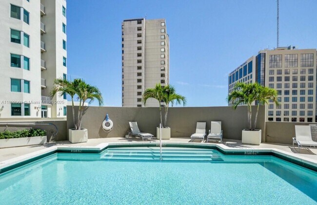 Foto del edificio - 9066 SW 73rd Ct
