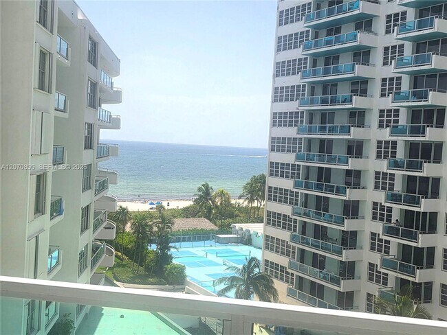 Foto del edificio - 5151 Collins Ave