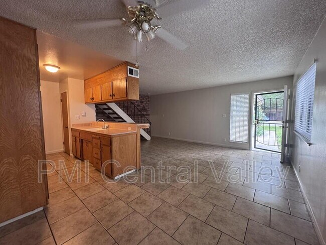 Foto del edificio - 1331 Pinetree Dr