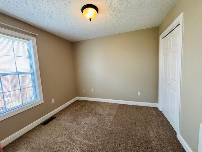 Building Photo - 3 Bedroom 2.5 Bath Townhouse