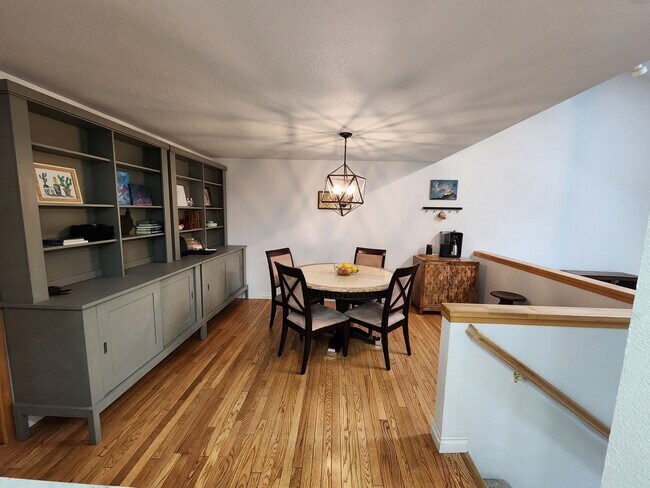 Building Photo - Charming 3-bed 2-bath condo in the heart o...