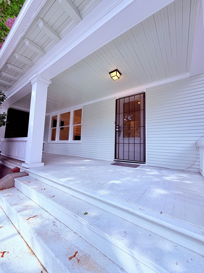 Building Photo - 2031 Eastlake Ave E