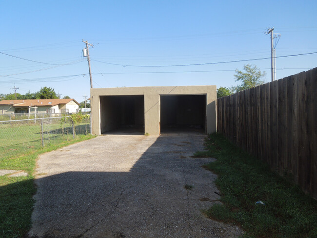 Building Photo - Williams Duplexes--1108