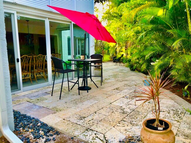 tropical patio - 4772 West Blvd