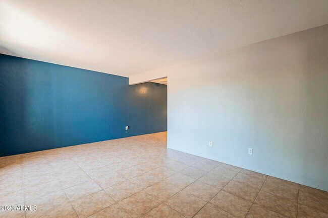 Building Photo - 2943 E Earll Dr