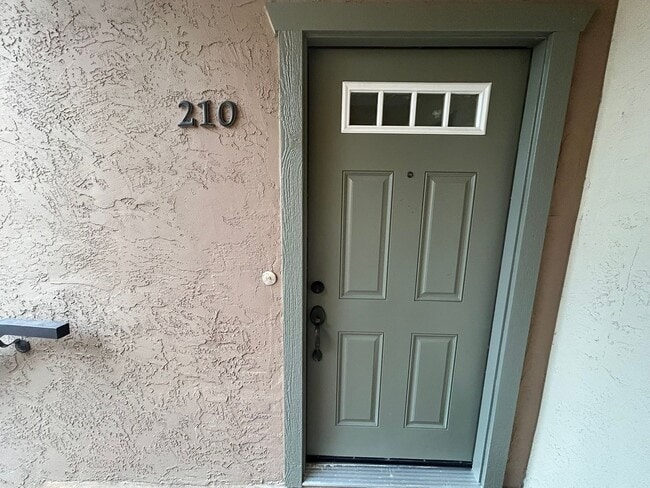 Building Photo - Spacious upper unit ready for immediate mo...