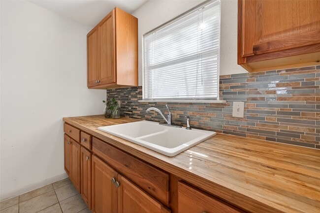 Building Photo - 2007 Antoine Dr