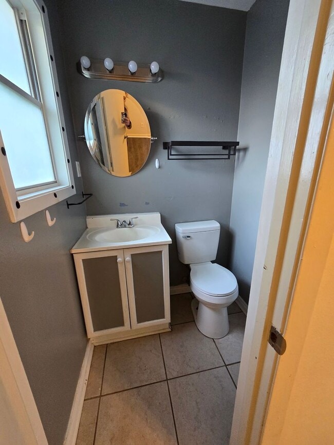 Building Photo - 3 bedroom 1.5 bathroom--Shady Grove Neighb...