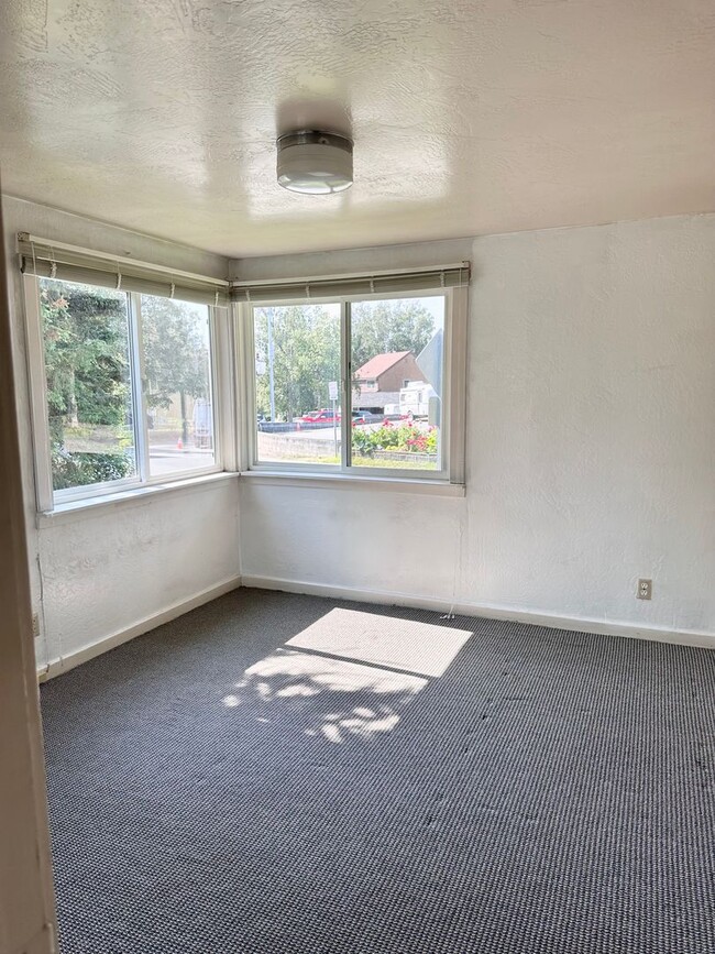Building Photo - 1752 W 11th Ave