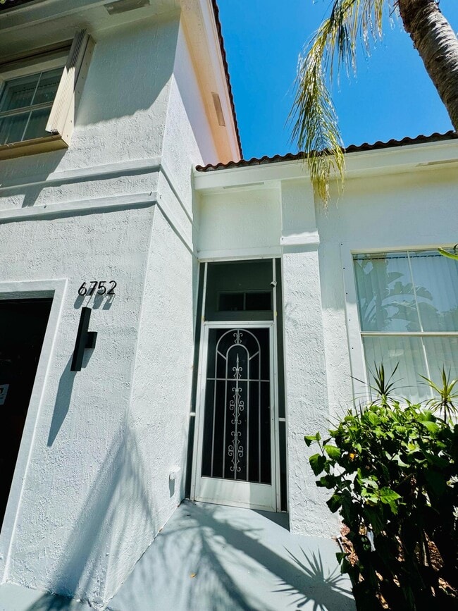 Building Photo - 6752 Green Island Cir