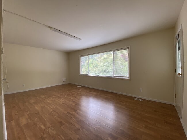 Building Photo - 3250 Uplands Dr