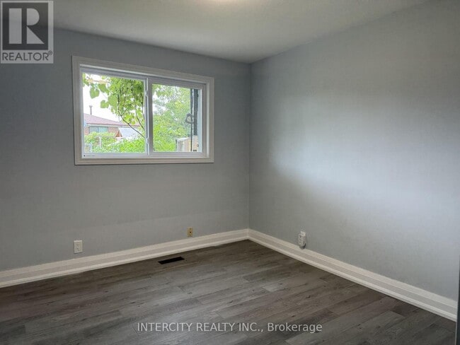 Building Photo - 263 Hullmar Dr