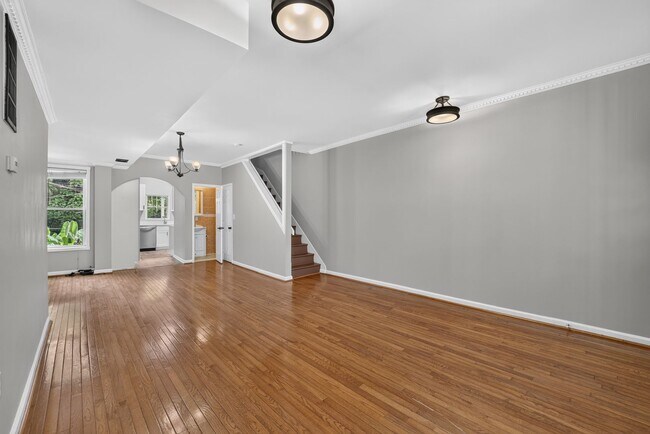 Building Photo - Gorgeous 6br/3.5a with Deck/Patio/Common Space Steps to Columbia Heights!