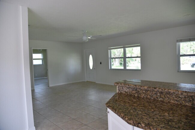 Building Photo - 636 Linnet Cir