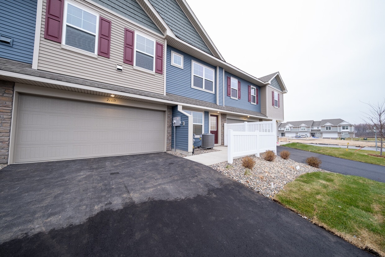 Foto principal - 21715 Denton Ave