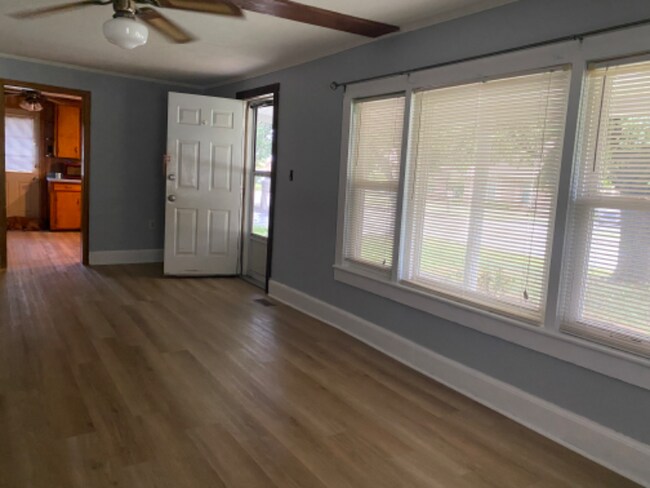 Foto del edificio - 450 Lone Oak Dr