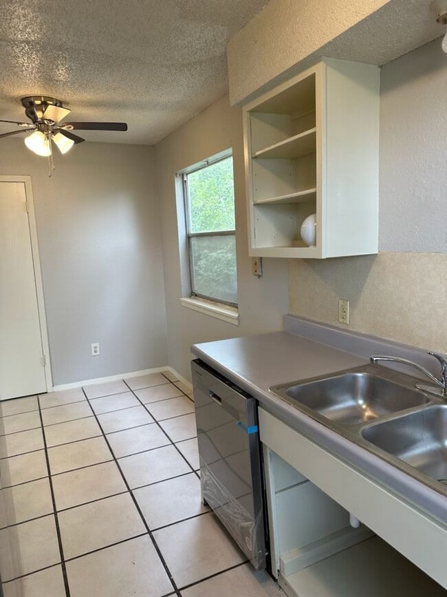 Building Photo - 5004 Weidemar Ln. Apt. B