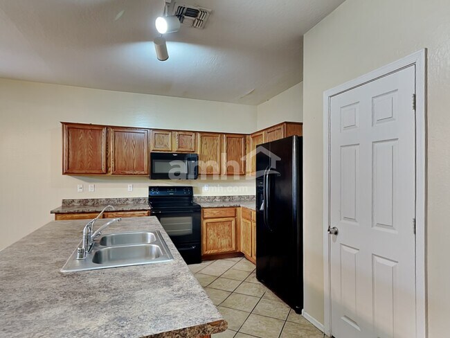 Foto del edificio - 8220 W Forest Grove Ave