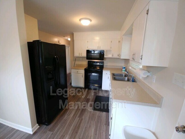 Foto del edificio - 727 Oakgrove Dr