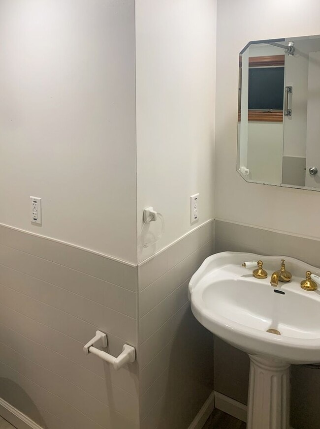 Building Photo - 1-Bedroom 1-Bathroom Apartment For Rent