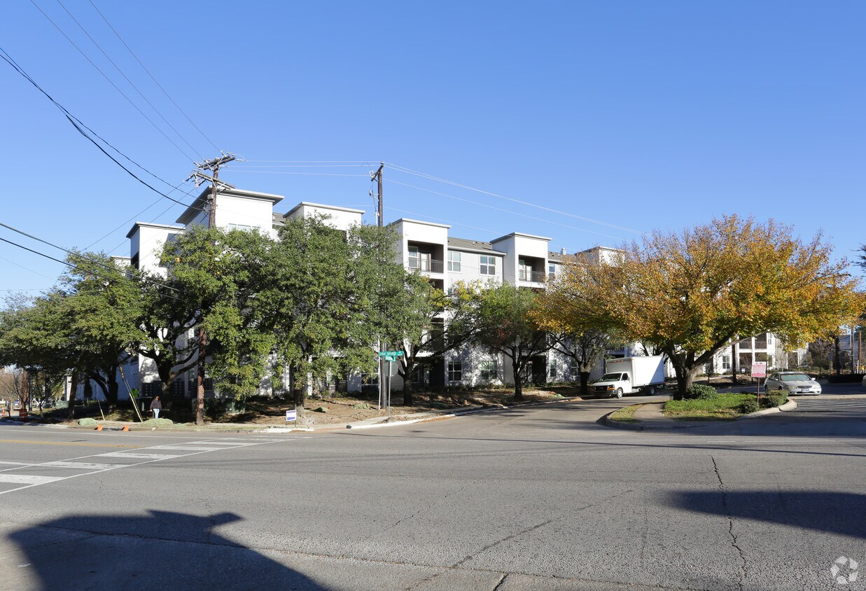 Martha's Vineyard Place Apartments in Dallas, TX