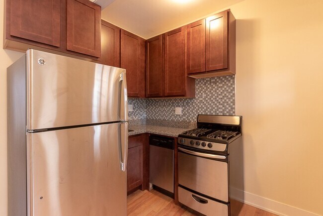 Foto del edificio - 3739 N Pine Grove Ave