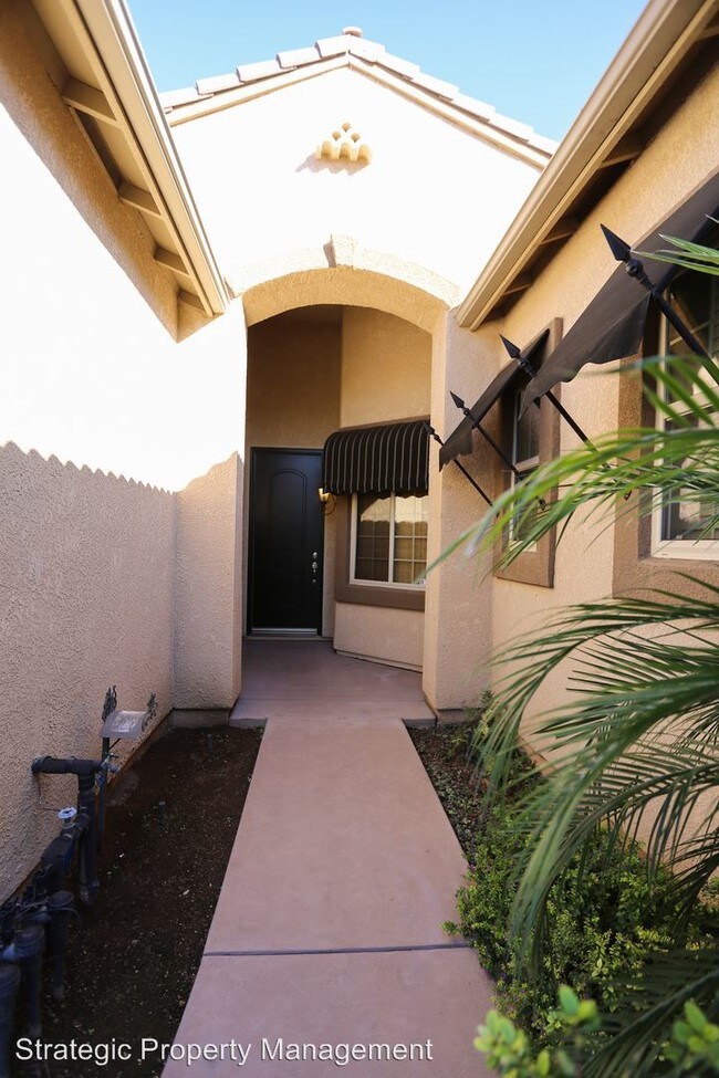 Building Photo - 5848 N La Paz Ave