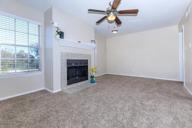 Foto del edificio - Elegant 2-Bedroom Near I-45 – Pets Welcome!