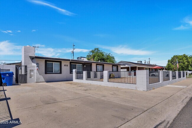 Building Photo - 102 W Holly Ln