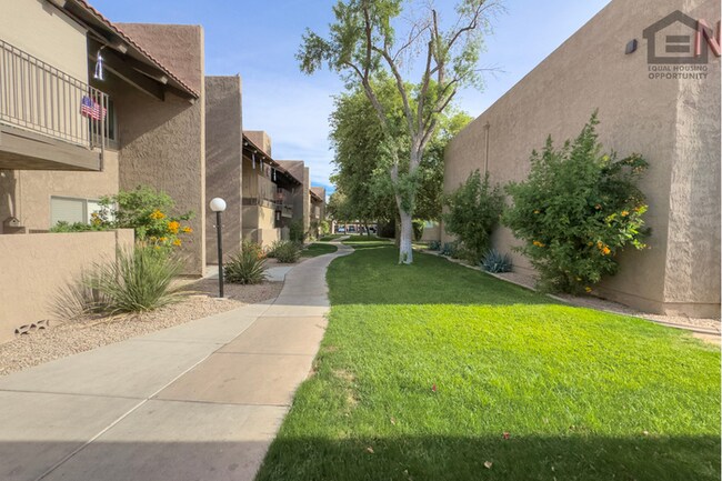 Building Photo - 2Bed/2Bath Condo at Thomas Rd/56th St! Ready for Immediate Move-In!