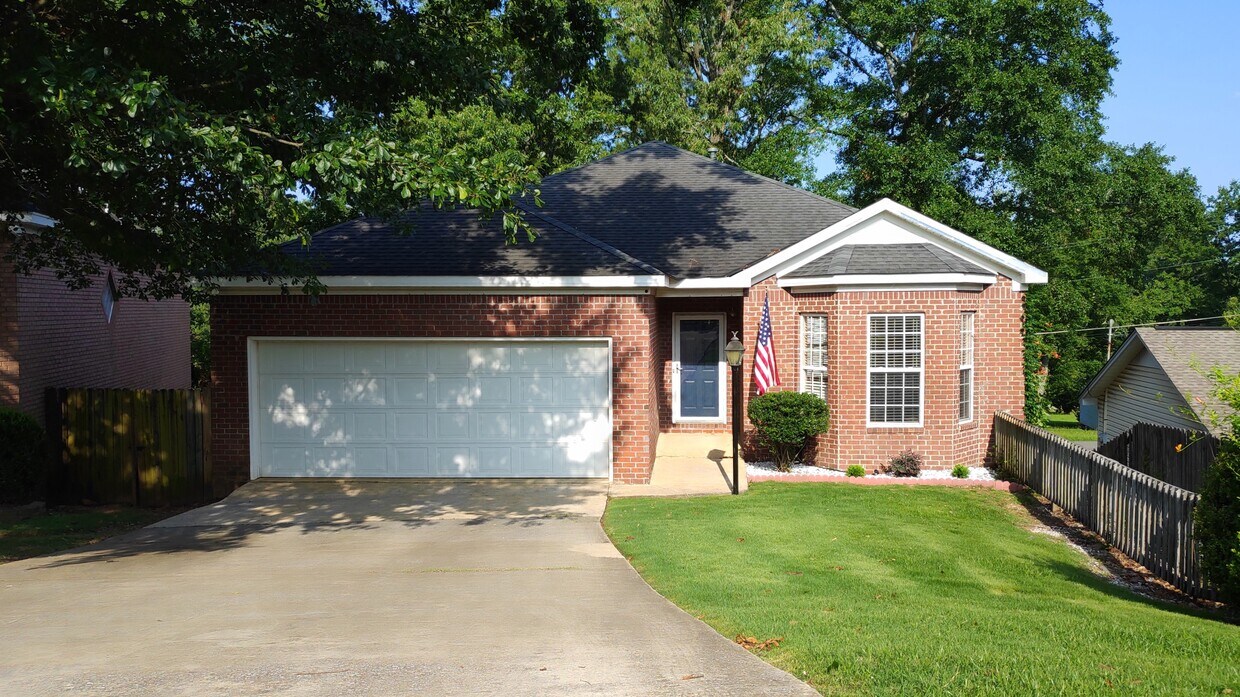 Foto principal - 1600 Hamilton Ln