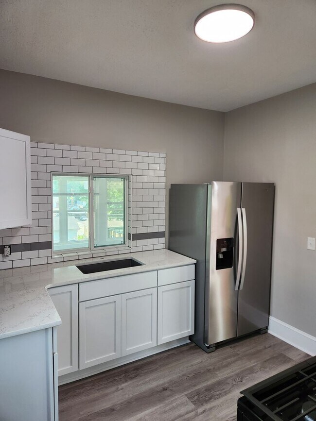 Building Photo - 3/2/1 Newly remodeled, near saddle creek, ...