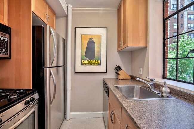 Building Photo - Spacious Midtown East 1 Bedroom