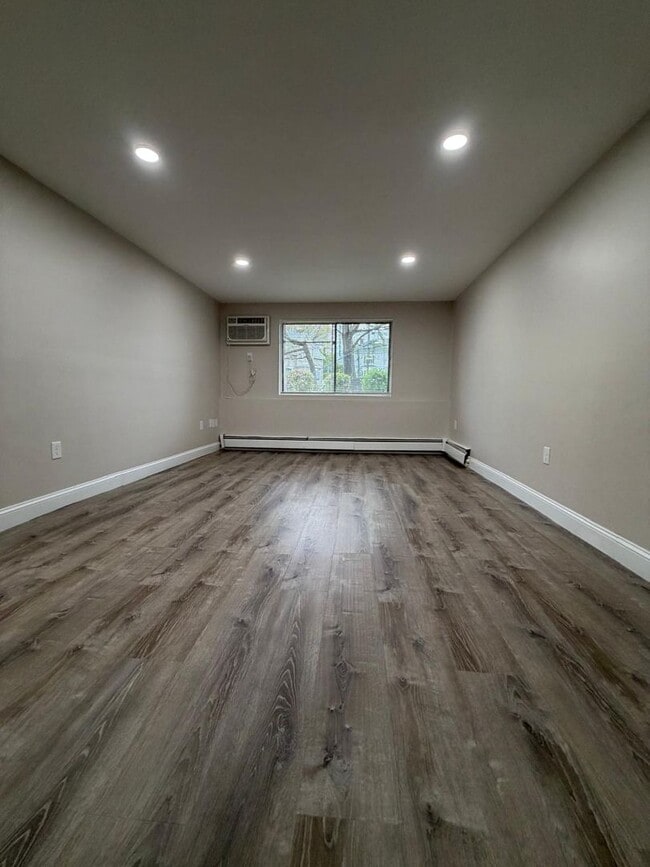 Building Photo - Fully Renovated 2 Bed with Heat, Hot Water and gas for cooking included