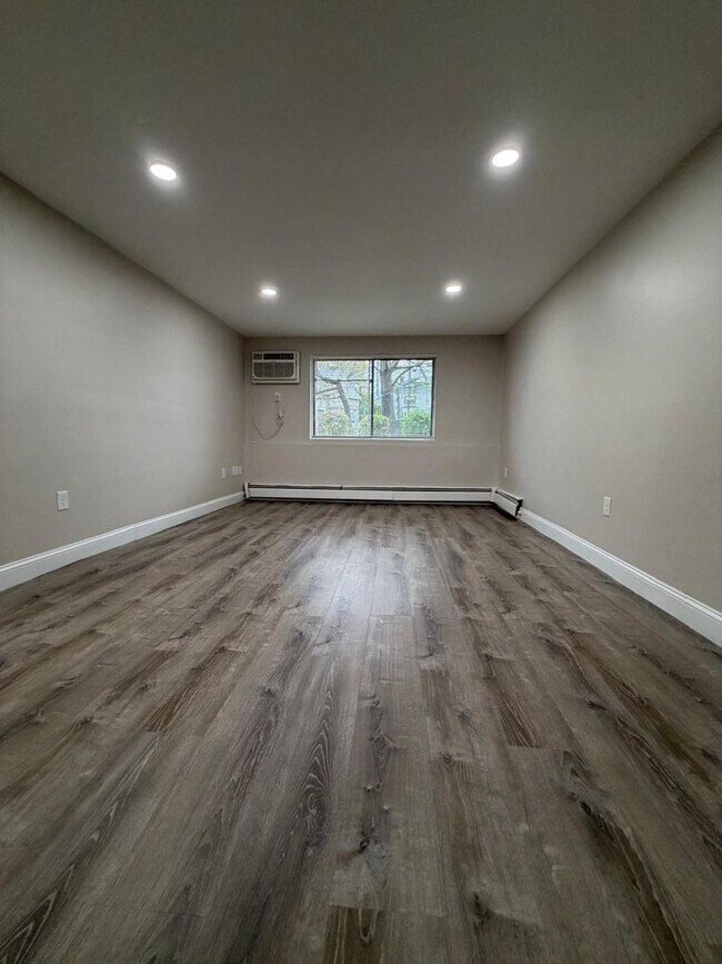 Photo - Fully Renovated 2 Bed with Heat, Hot Water and gas for cooking included Apartment