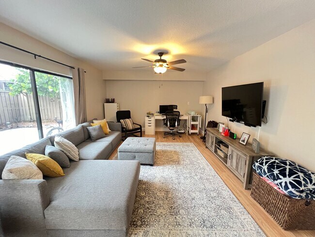 Building Photo - Cozy 2 Story Home at the heart of Palm Bea...