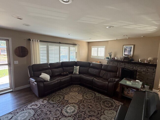 Foto del edificio - Beautifully remodeled home less than a block from WSU and the McKay Dee surgical center