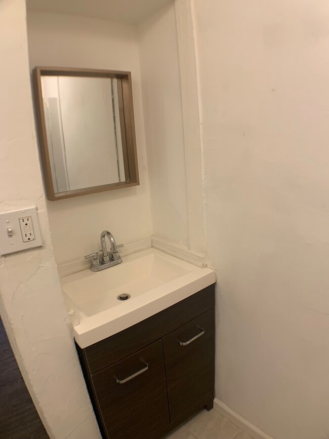 Full bath on 1st floor - 402 S Lime St