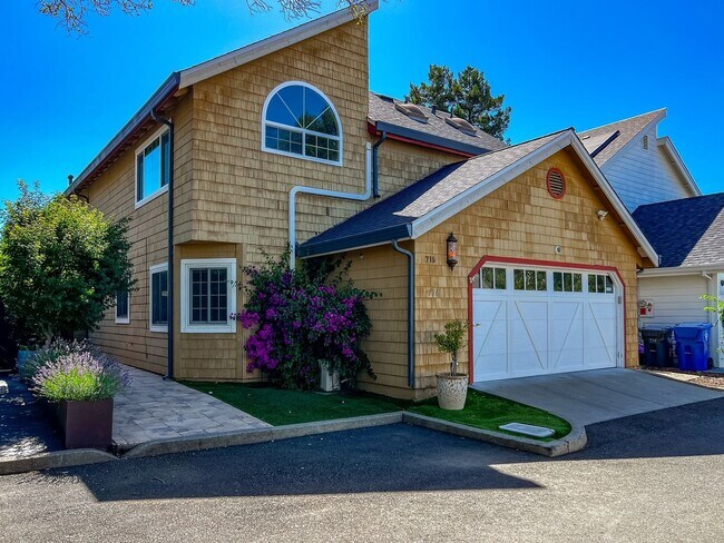Building Photo - Beautifully Updated 3-Bedroom Home + Bonus Room with Private Backyard Retreat
