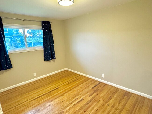 Foto del edificio - Rose City Park Neighborhood Quintessential Ranch Home on Corner Lot with Huge Basement, Fenced Ya...