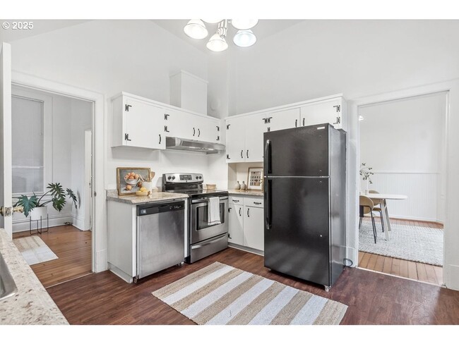 Building Photo - 2Bd/1Ba + Bonus Room Located in the Popula...