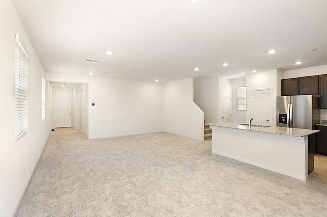 Building Photo - Brand New Inspirada Beauty With 1st Floor ...