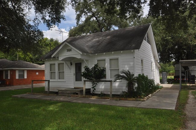 Building Photo - 213 E Burress St