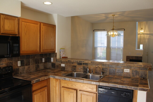 Building Photo - 2 bed, 2 1/2 bath - BEAUTIFUL and PRIVATE ...