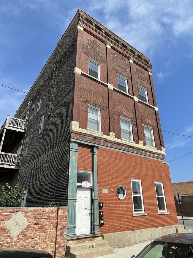 Building Photo - 3092 S Lyman St