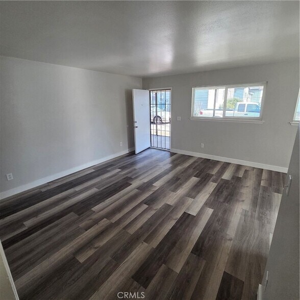 Foto del edificio - 8371 Bennett Ave