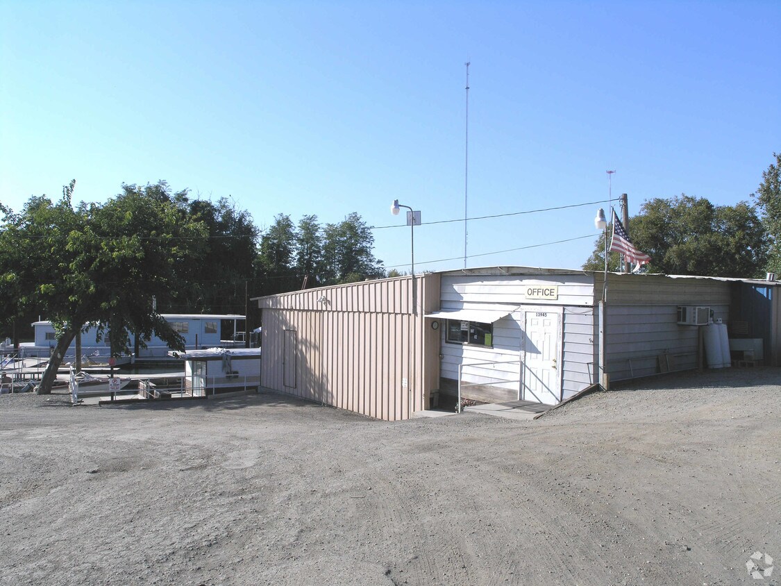 New Hope Trailer Park & Marina Apartments in Walnut Grove, CA