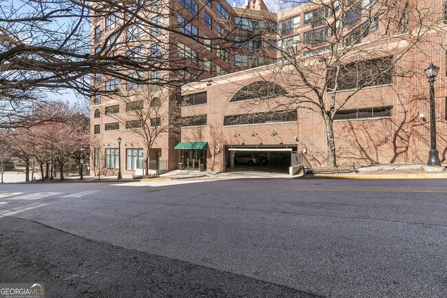 Foto del edificio - 115 W Peachtree Pl NW