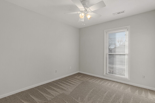 Building Photo - 127 Hollington Dr NE